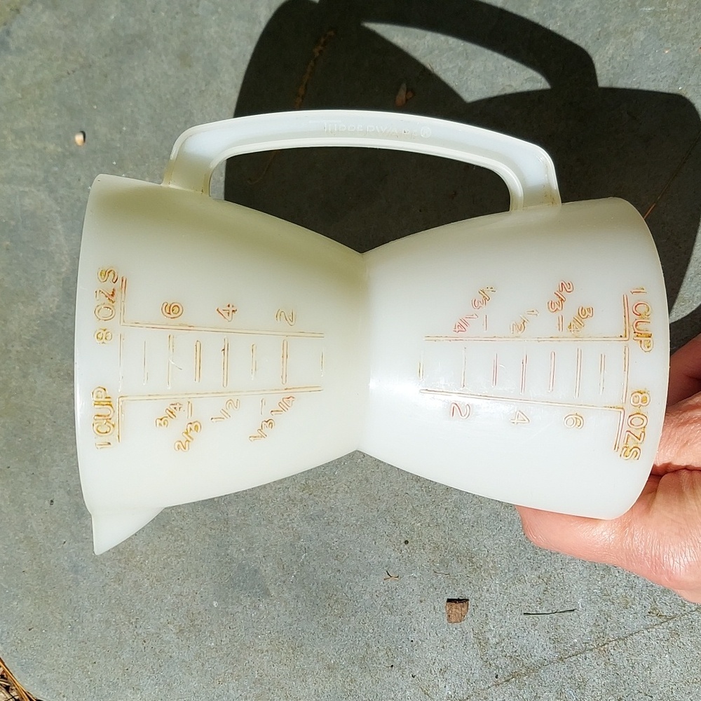 Tupperware wet dry measuring cup